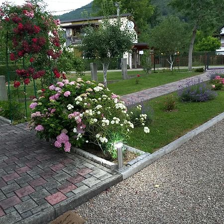 Studio Apartman Azra Kulen Vakuf Bagian luar foto