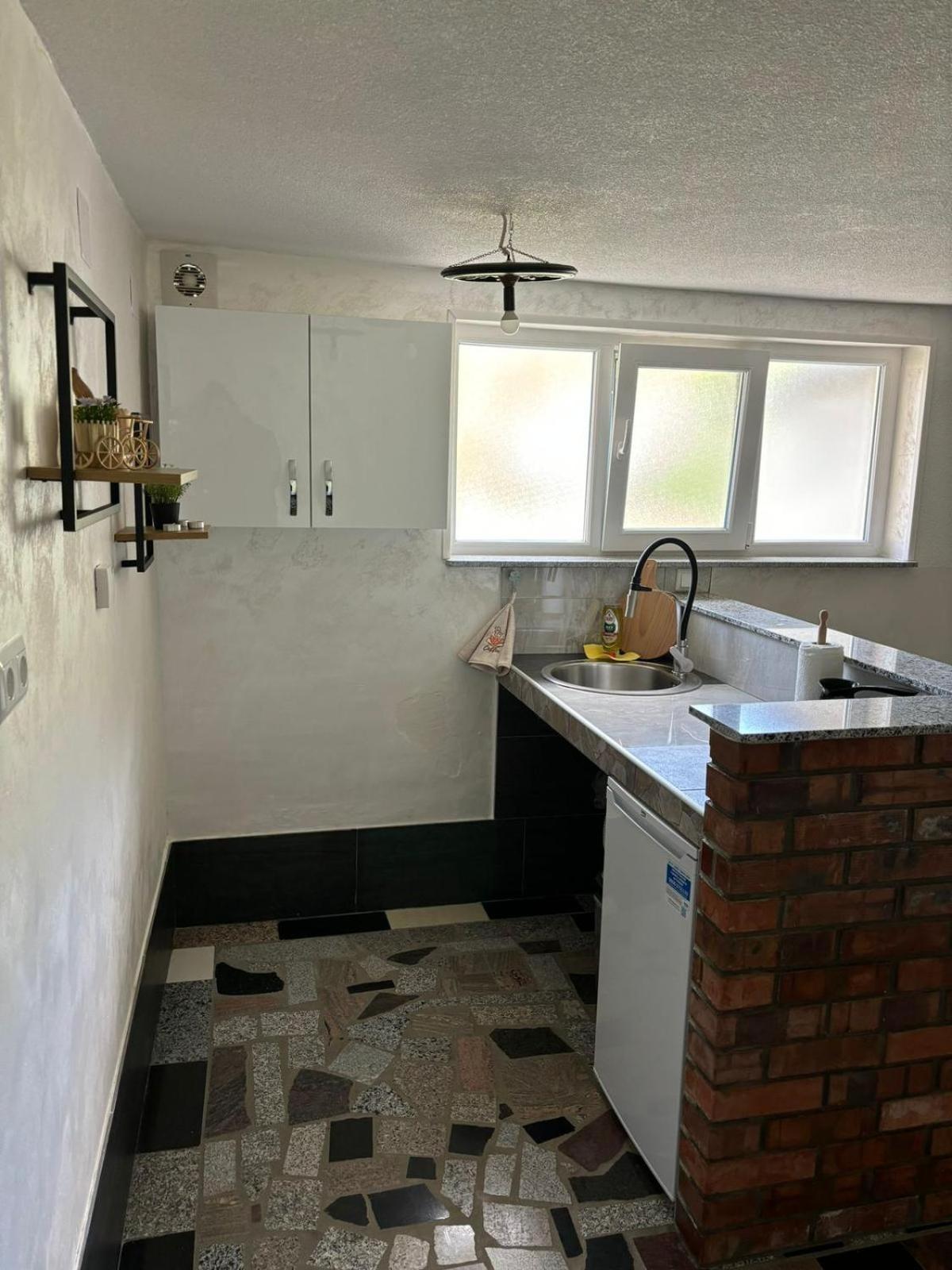 Studio Apartman Azra Kulen Vakuf Bagian luar foto