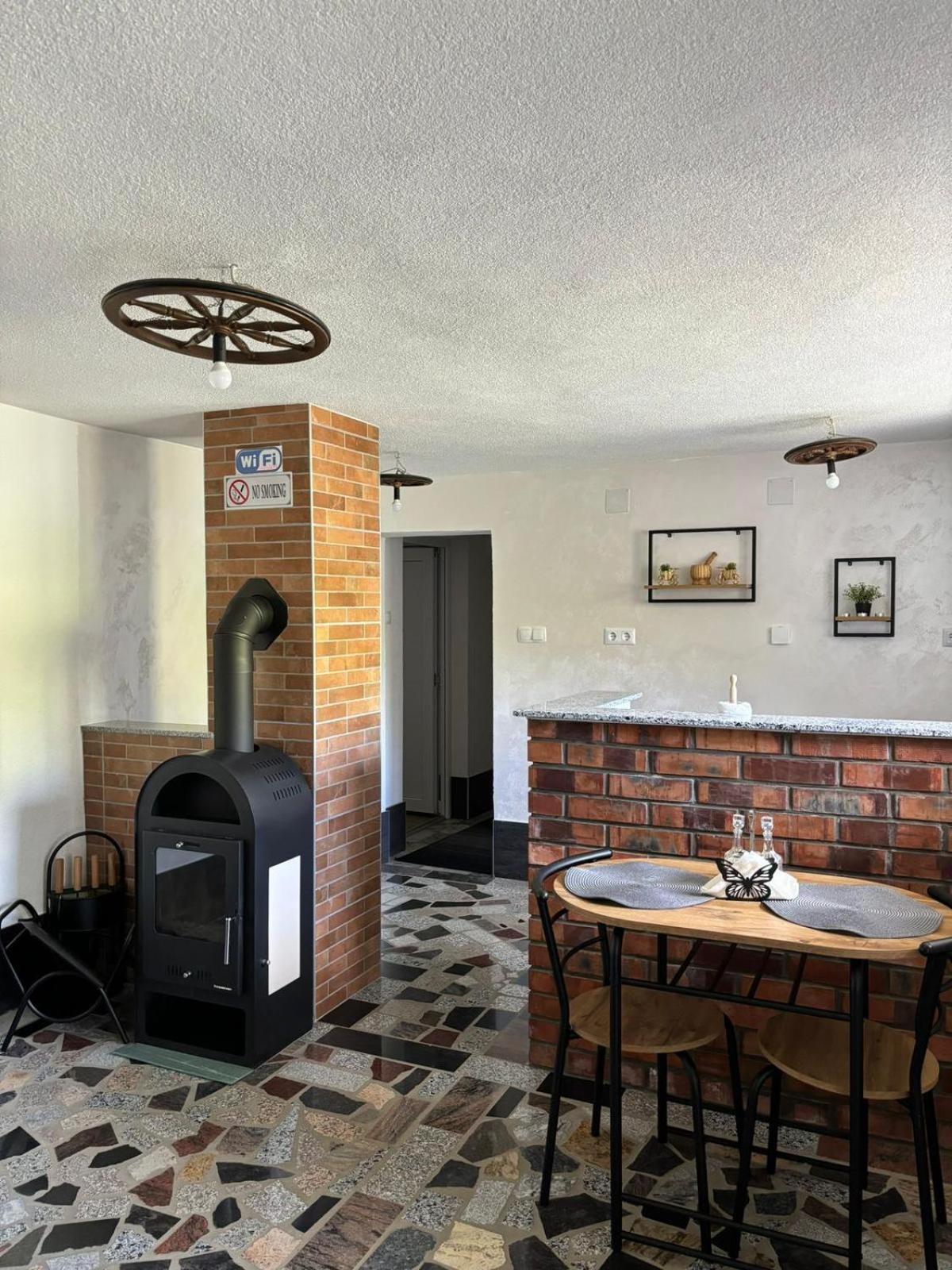 Studio Apartman Azra Kulen Vakuf Bagian luar foto