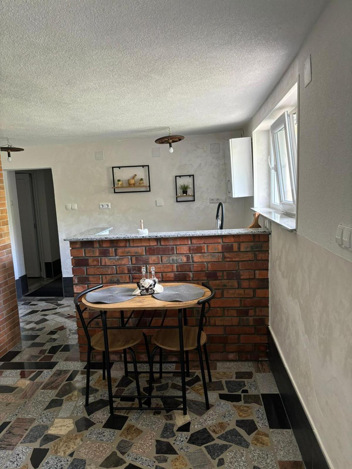 Studio Apartman Azra Kulen Vakuf Bagian luar foto
