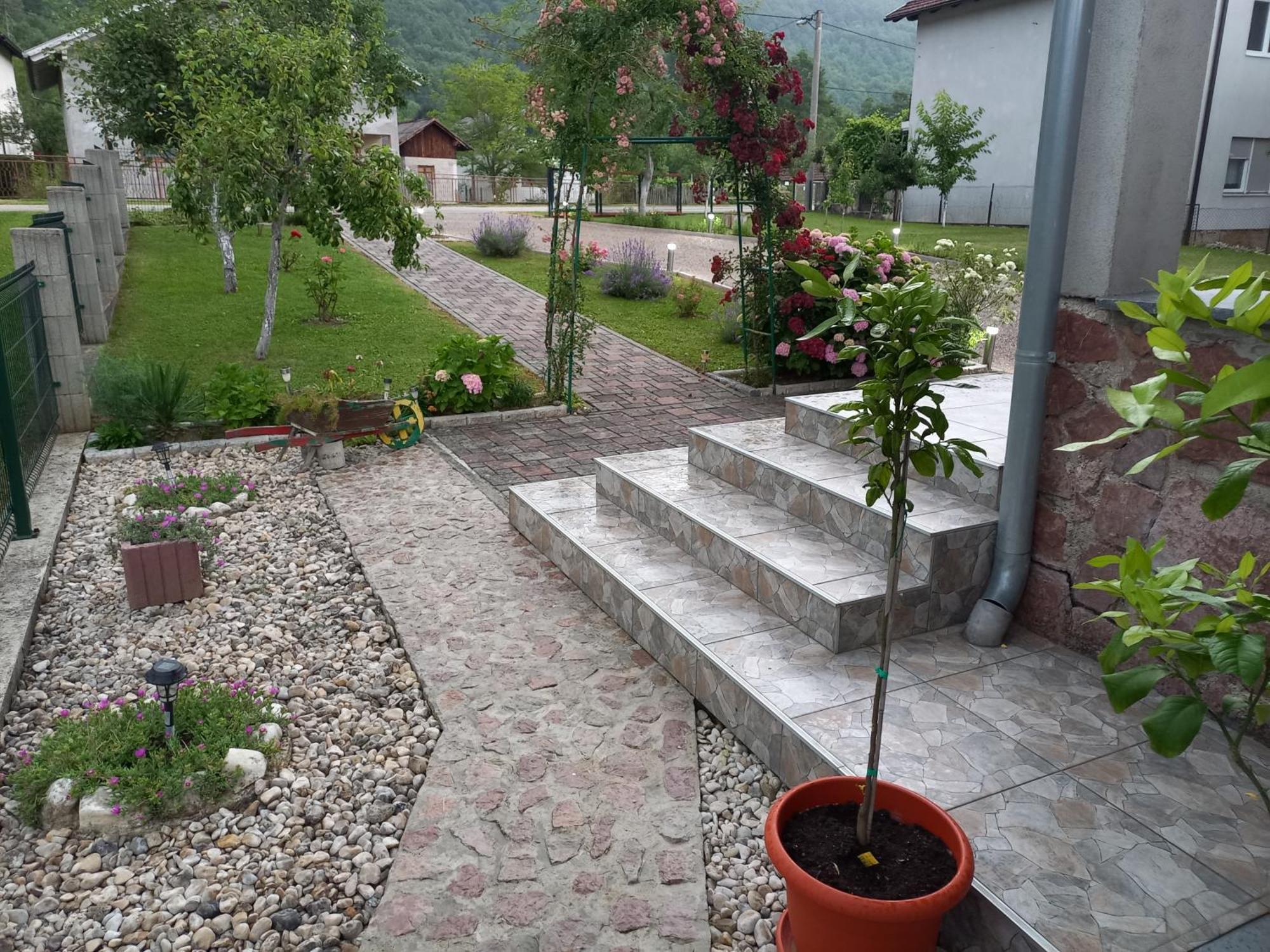 Studio Apartman Azra Kulen Vakuf Bagian luar foto