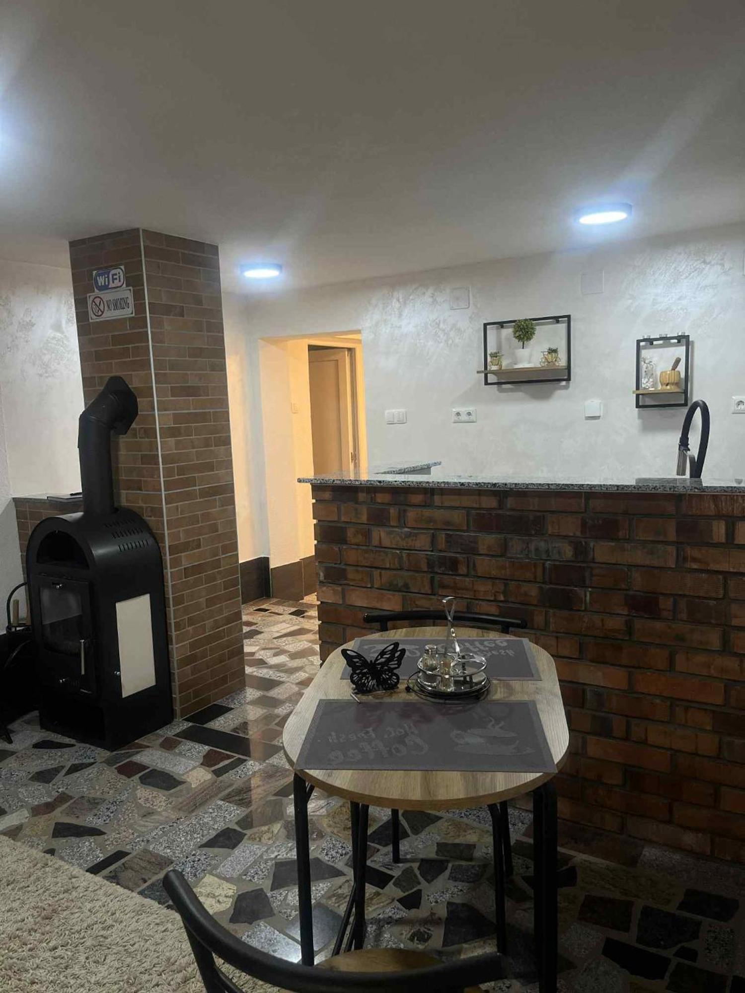Studio Apartman Azra Kulen Vakuf Bagian luar foto