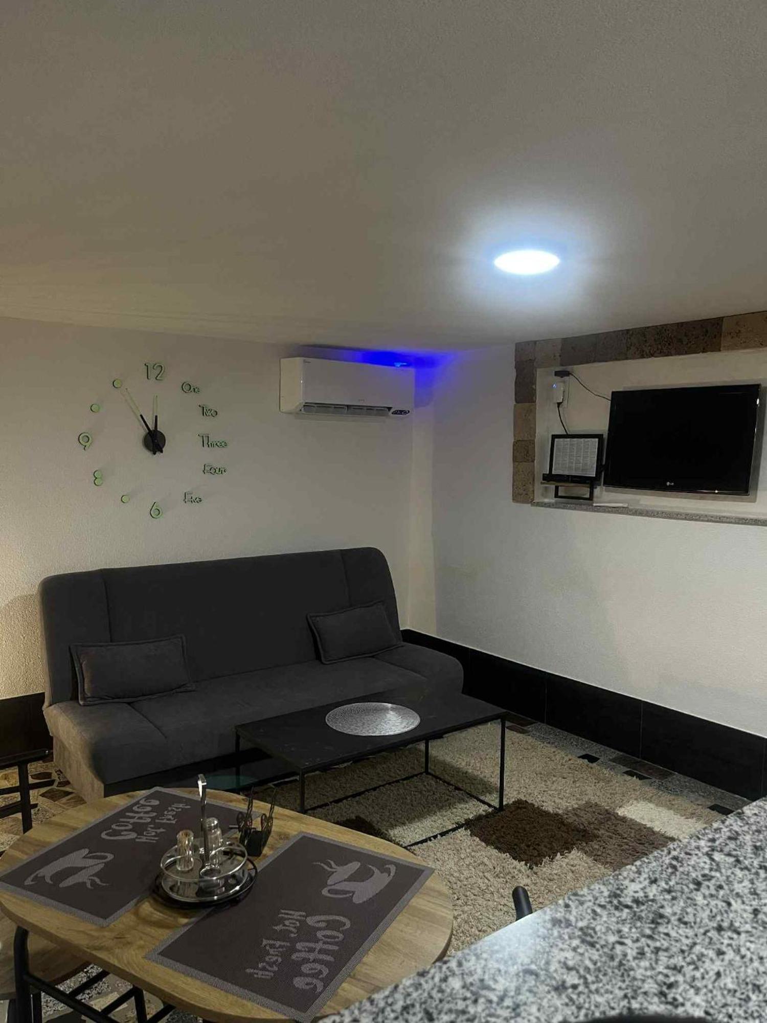 Studio Apartman Azra Kulen Vakuf Bagian luar foto